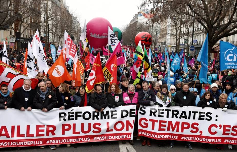 Les dirigeants syndicaux défilent lors d’une manifestation contre le projet de réforme des retraites français