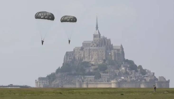 Parachutistes de l'armée américaine près du Mont-Saint-Michel, 2019