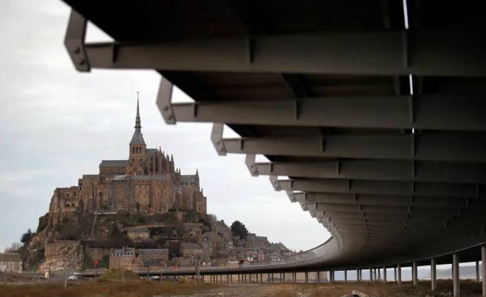 le pont menant au Mont-Saint-Michel