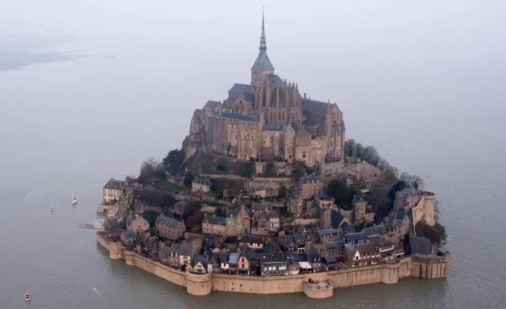 Une vue aérienne montre le Mont-Saint-Michel, le 20 mars 2015