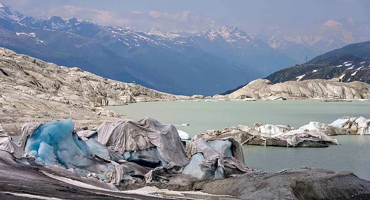 Des morceaux de glace recouverts de feuilles flottent dans un lac du Rhône, en Suisse, le 16 juin 2023