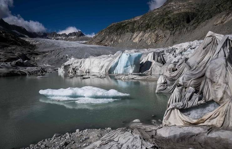 Des morceaux de glace recouverts de feuilles flottent dans un lac du Rhône, en Suisse, le 16 juin 2023