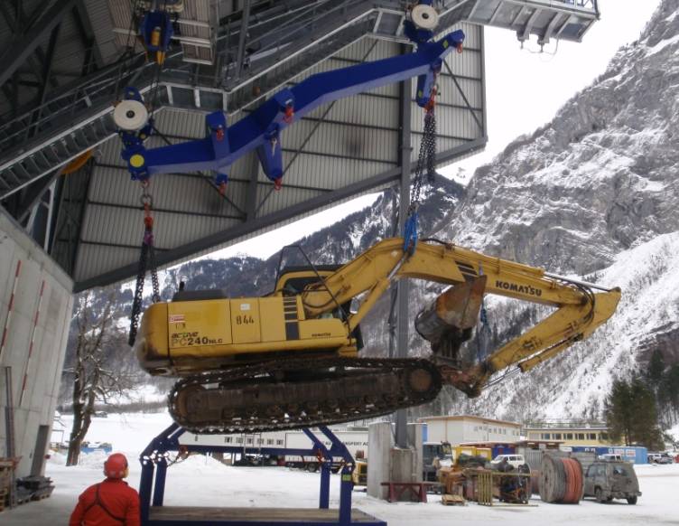 La Suisse transporte d’énormes machines minières vers les zones de travail alpines